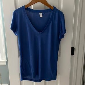 Women’s - Alternative Apparel blue v-neck tee NWOT Size small🌴